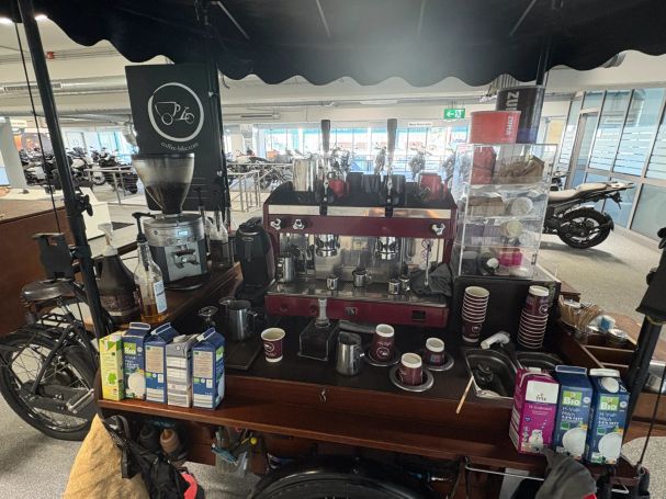 Barista-Service für Firmen in NRW Coffee-Bike auf einem Firmenevent in Düsseldorf – autarke Kaffeebar mit Stil