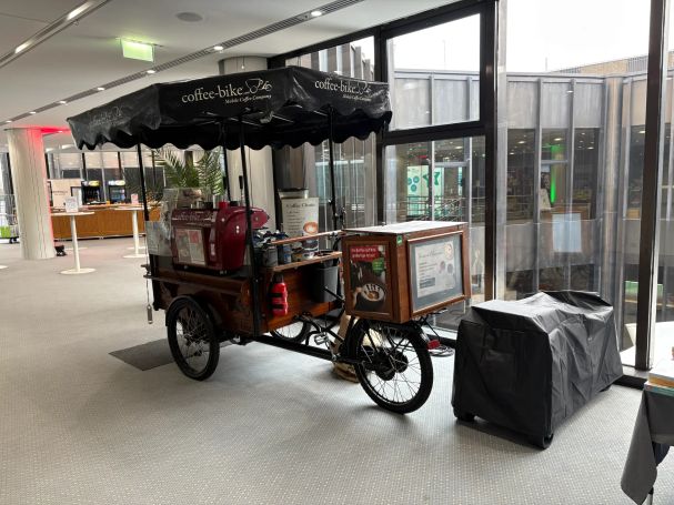 Kaffeebar für Messestand in Düsseldorf Coffee-Bike Düsseldorf auf einer Messe – mobiler Anziehungspunkt mit Kaffee