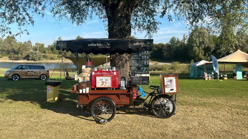 Kaffee am mobilen Stand auf dem Stadtfest IN Düsseldorf Coffee-Bike auf Stadtfest in NRW – Barista-Kaffee unter freiem Himmel