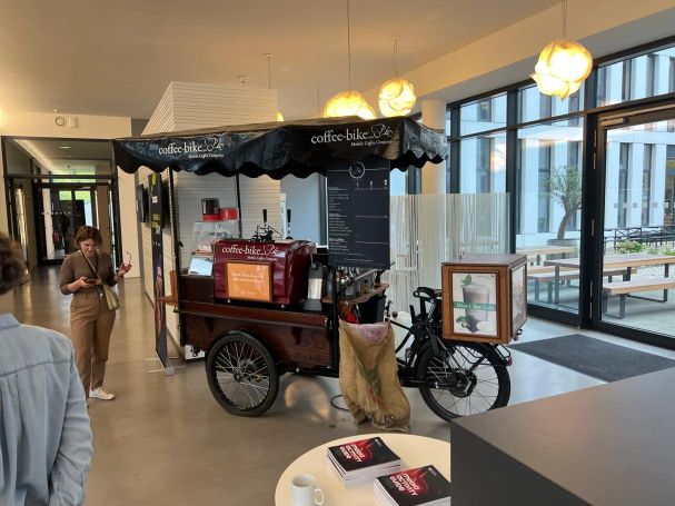 Kaffeebar für Messestand in Düsseldorf Coffee-Bike Düsseldorf auf einer Messe – mobiler Anziehungspunkt mit Kaffee