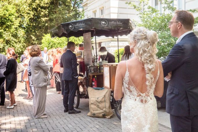 Kaffee auf Hochzeit in Düsseldorf Coffee-Bike Düsseldorf bei einer Hochzeitsfeier – mobiler Barista-Kaffee NRW