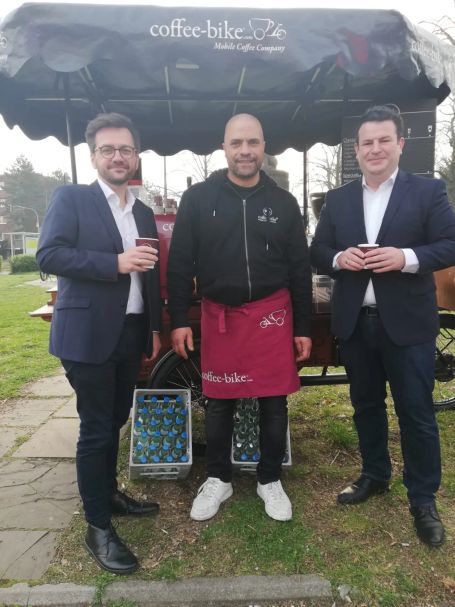 Kaffee am mobilen Stand auf dem Stadtfest Coffee-Bike auf Stadtfest in NRW – Barista-Kaffee unter freiem Himmel