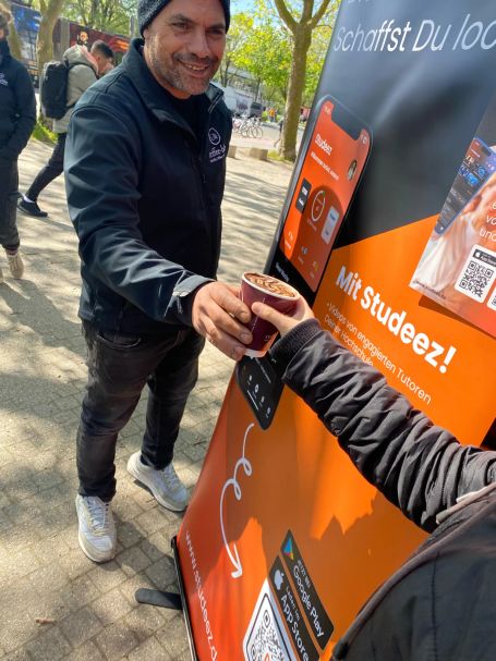 Barista-Service für Firmen in NRW Coffee-Bike auf einem promotion Event in Düsseldorf Uni – autarke Kaffeebar mit Stil