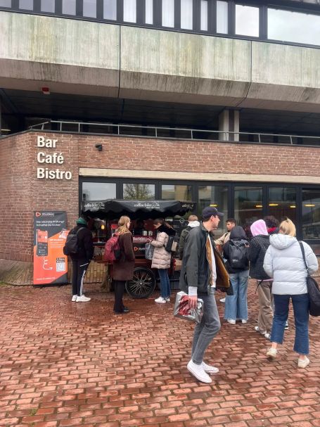 Barista-Service für Promotion in Düsseldorf und NRW Coffee-Bike auf einem promotion Event in Düsseldorf Uni – autarke Kaffeebar mit Stil