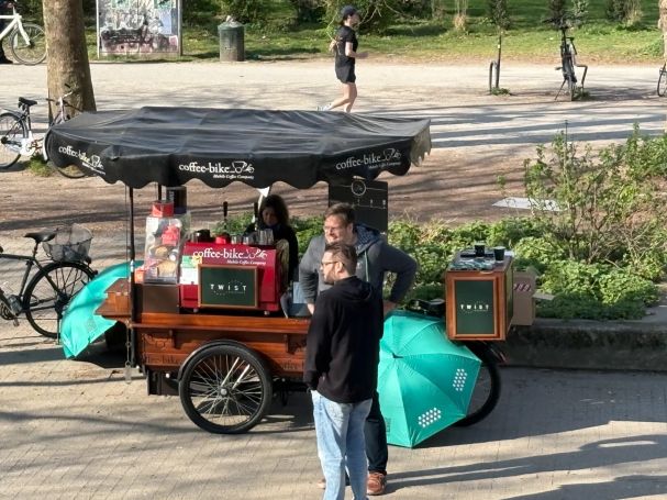 Barista-Service für Firmen in NRW Coffee-Bike auf einem Firmenevent in Düsseldorf – autarke Kaffeebar mit Stil