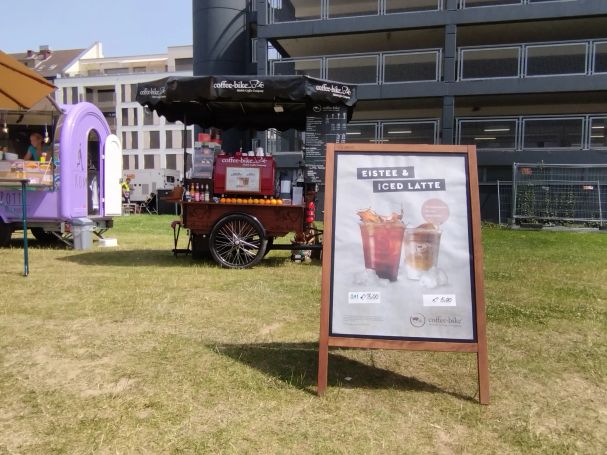 Kaffee am mobilen Stand auf dem Stadtfest Coffee-Bike auf Stadtfest in NRW – Barista-Kaffee unter freiem Himmel