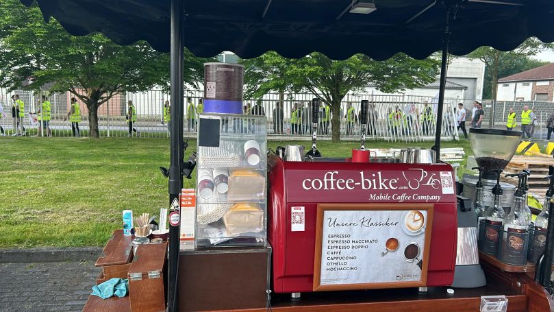 Kaffee am mobilen Stand auf dem Stadtfest Coffee-Bike auf Stadtfest in NRW – Barista-Kaffee unter freiem Himmel