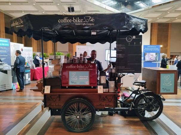 Kaffeebar für Messestand in Düsseldorf Coffee-Bike Düsseldorf auf einer Messe – mobiler Anziehungspunkt mit Kaffee