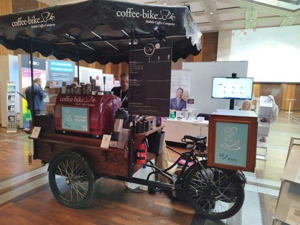 Barista-Service für Firmen in NRW Coffee-Bike auf einem Firmenevent in Düsseldorf – autarke Kaffeebar mit Stil